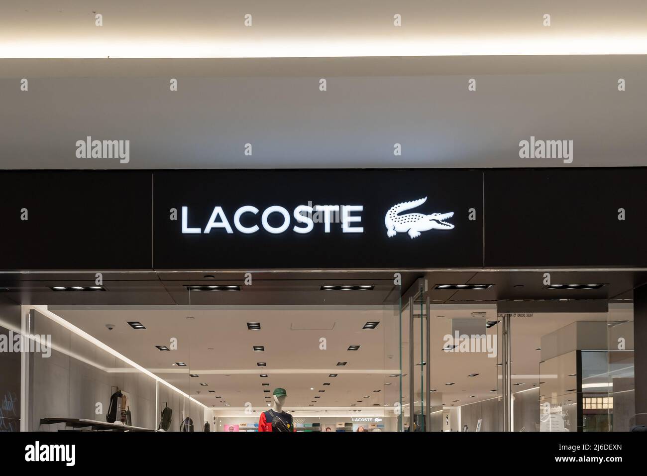 Houston, Texas, Etats-Unis - 25 février 2022: Magasin Lacoste dans un centre commercial. Banque D'Images