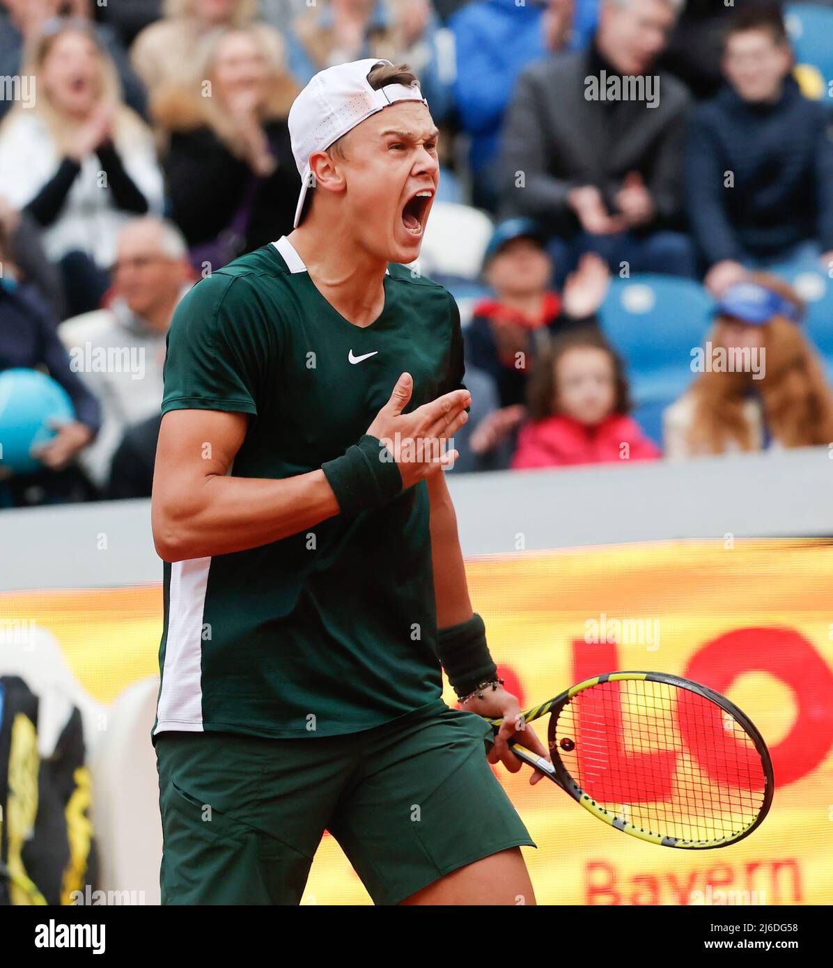 (220501) -- MUNICH, le 1 mai 2022 (Xinhua) -- Holger Rune du Danemark réagit lors du match semi-fin des hommes contre Oscar Otte de l'Allemagne à l'Open BMW 2022 à Munich, en Allemagne, le 30 avril 2022. (Photo de Philippe Ruiz/Xinhua) Banque D'Images (220501) -- MUNICH, le 1 mai 2022 (Xinhua) -- Holger Rune du Danemark réagit lors du match semi-fin des hommes contre Oscar Otte de l'Allemagne à l'Open BMW 2022 à Munich, en Allemagne, le 30 avril 2022. (Photo de Philippe Ruiz/Xinhua) Banque D'Images