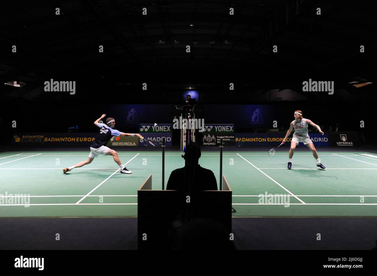 (220501) -- MADRID, le 1 mai 2022 (Xinhua) -- Victor Axlsen (L) du Danemark participe au match final des hommes célibataires contre Anders Antonsen du Danemark aux championnats européens de badminton 2022 à Madrid, Espagne, le 30 avril 2022. (Photo de Gustavo Valiente/Xinhua) Banque D'Images