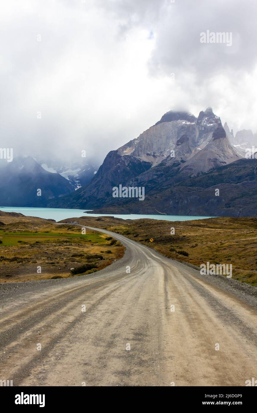 Route dans le parc national chilien en Patagonie Torres del paine Banque D'Images