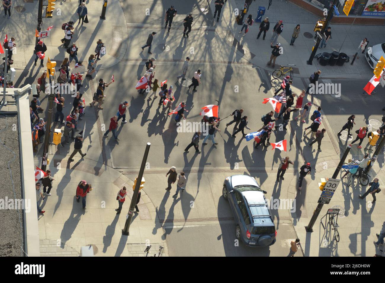 Le samedi 30 avril 2022, Ottawa Canada; le « Live from the Shed », « Freedom Fighters Canada » et « Veterans for Freedom » -- « Rolling Thunder Convoy » -- Memorial Event/Protest/Parade. Les vétérans ont prononcé des discours passionnés le matin, salués par des motos qui oraient. Les manifestants ont défilé sur la rue Elgin dans l'après-midi, sous la surveillance très étroite de la police. En plus petits nombres, les marcheurs se sont installés avec le soleil devant l'édifice du Parlement, présentant un festival comme une expérience de carnaval. Banque D'Images