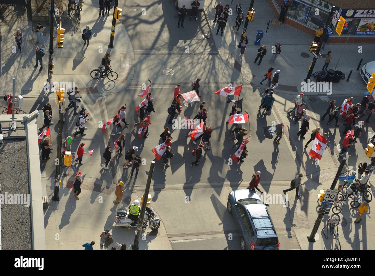 Le samedi 30 avril 2022, Ottawa Canada; le « Live from the Shed », « Freedom Fighters Canada » et « Veterans for Freedom » -- « Rolling Thunder Convoy » -- Memorial Event/Protest/Parade. Les vétérans ont prononcé des discours passionnés le matin, salués par des motos qui oraient. Les manifestants ont défilé sur la rue Elgin dans l'après-midi, sous la surveillance très étroite de la police. En plus petits nombres, les marcheurs se sont installés avec le soleil devant l'édifice du Parlement, présentant un festival comme une expérience de carnaval. Banque D'Images