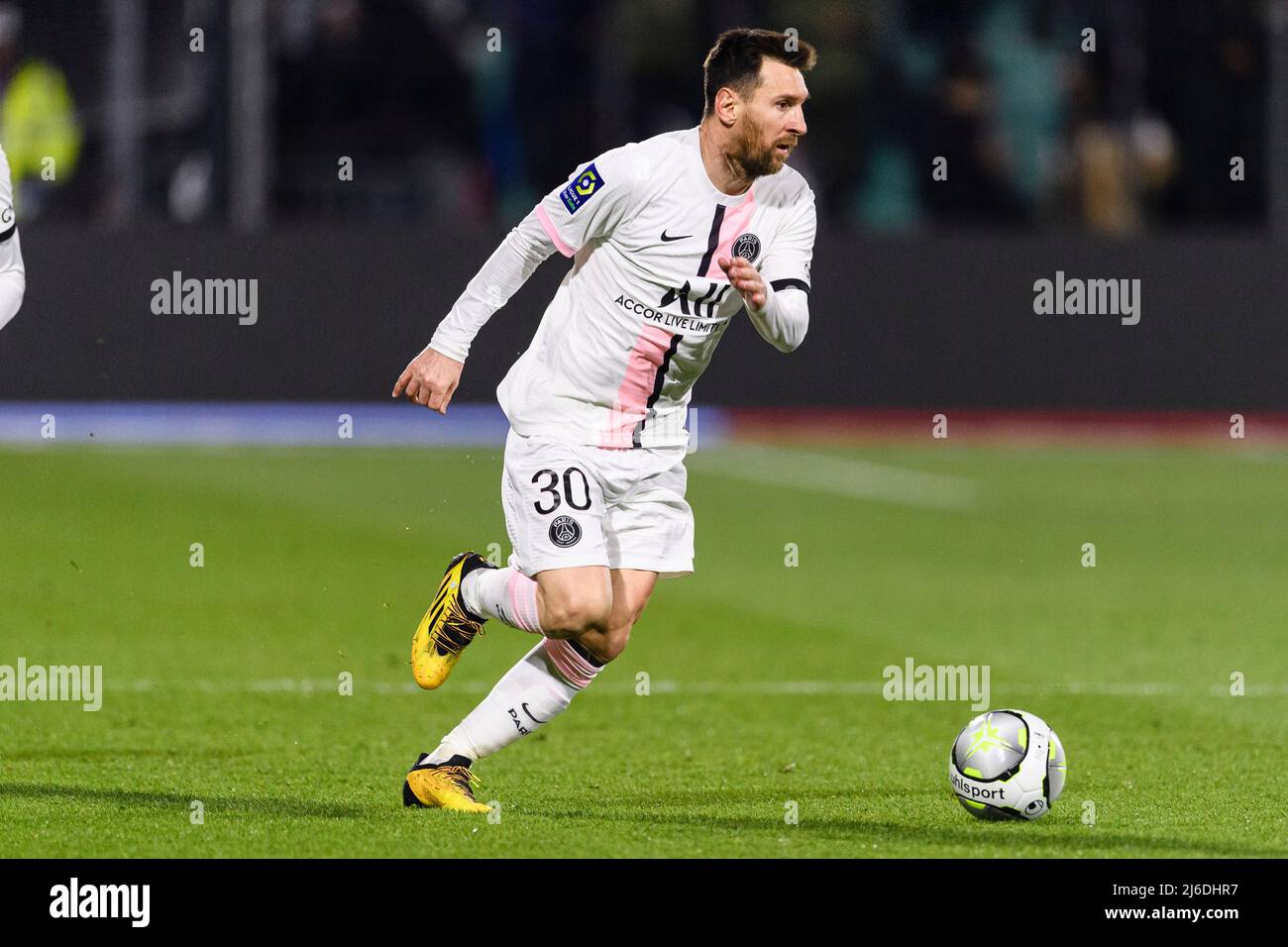 Clermont-Ferrand, France - avril 09 : Lionel Messi de Paris Saint Germain court avec le ballon pendant le match de Ligue 1 Uber Eats entre Clermont foot a Banque D'Images