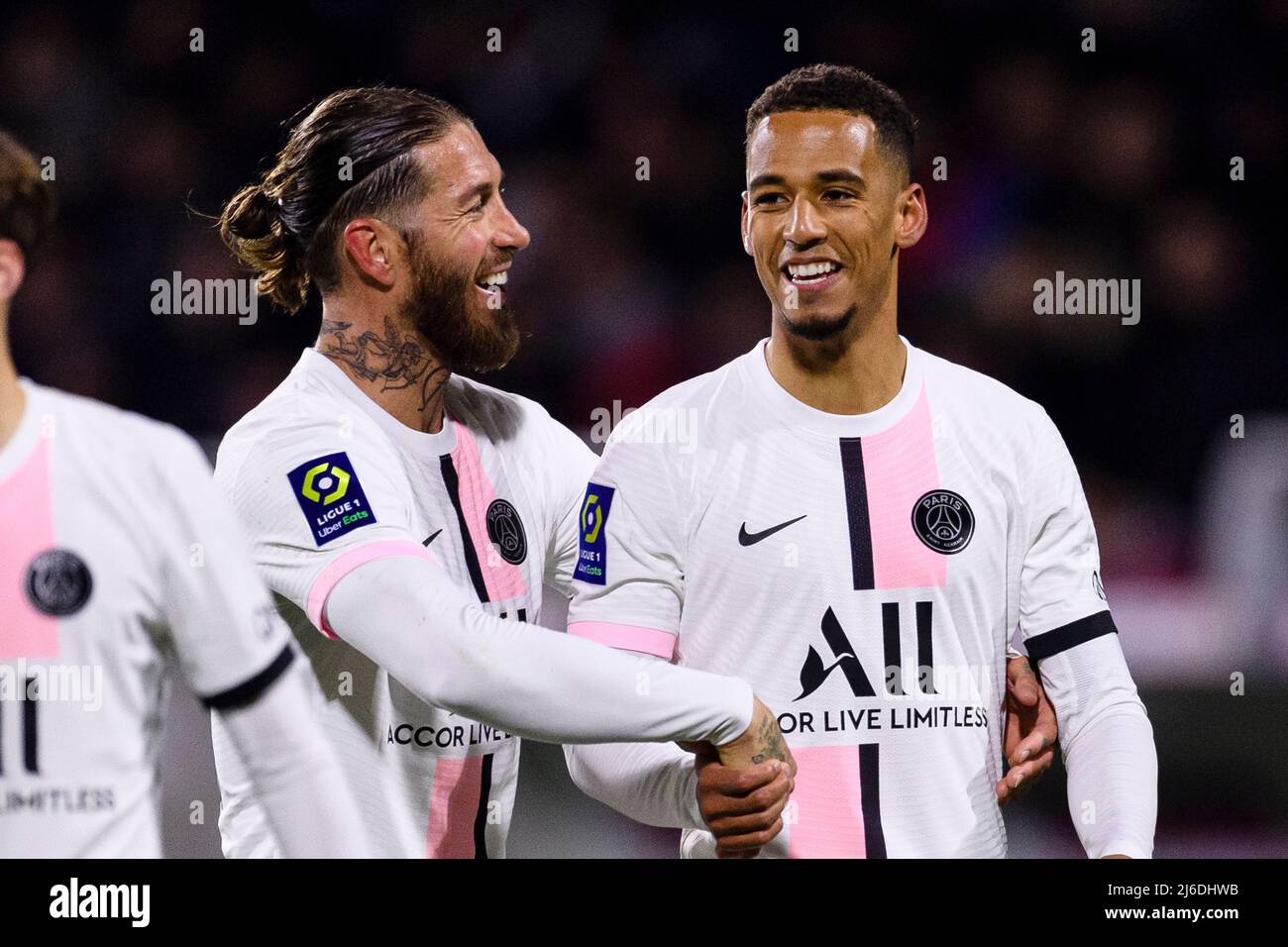 Clermont-Ferrand, France - avril 09 : Sergio Ramos de Paris Saint Germain (L) haut cinq son coéquipier Thilo Kehrer de Paris Saint Germain (R) pendant le Banque D'Images