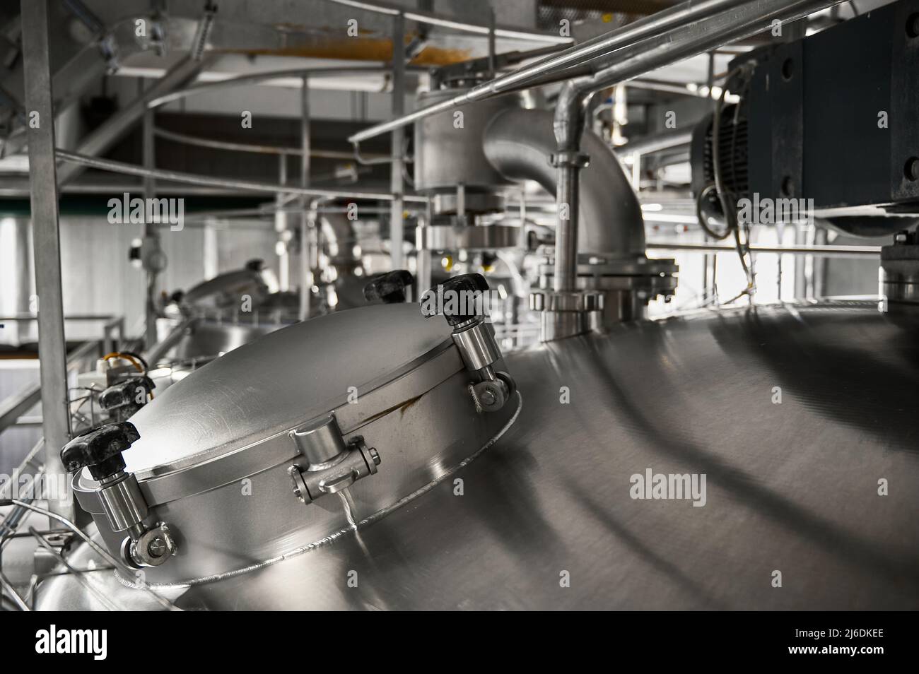 Tuyaux avec brides sur la citerne pour produits laitiers fermentés Banque D'Images