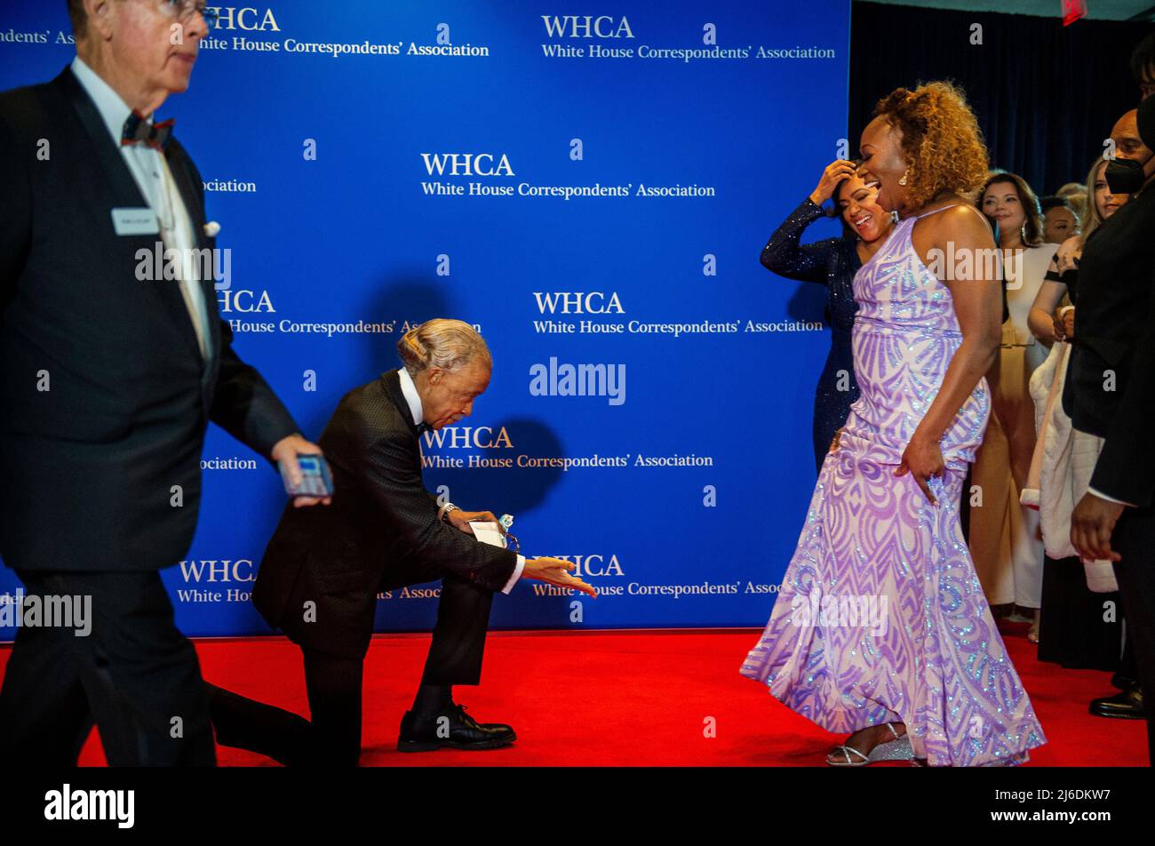 Le révérend Al Sharpton, au centre, s'agenouille avant Joy-Ann Reid, à droite, alors qu'ils arrivent pour le dîner annuel 2022 de la White House Corintimés Association à l'hôtel Hilton de Washington le samedi 30 avril 2022. C'est la première fois depuis 2019 que la WHCA tient son dîner annuel en raison de la pandémie COVID-19. Crédit: Rod Lamkey / CNP Banque D'Images Le révérend Al Sharpton, au centre, s'agenouille avant Joy-Ann Reid, à droite, alors qu'ils arrivent pour le dîner annuel 2022 de la White House Corintimés Association à l'hôtel Hilton de Washington le samedi 30 avril 2022. C'est la première fois depuis 2019 que la WHCA tient son dîner annuel en raison de la pandémie COVID-19. Crédit: Rod Lamkey / CNP Banque D'Images