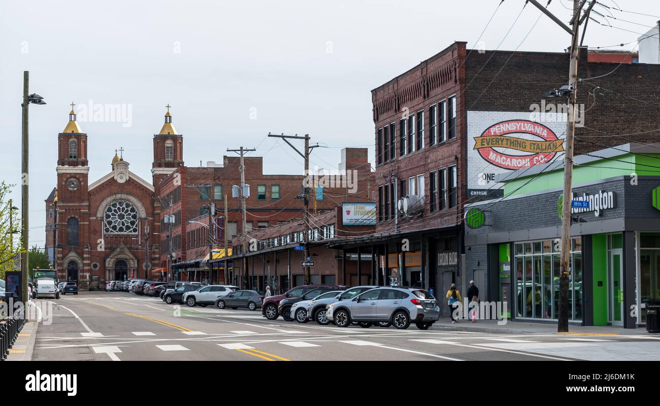 Les entreprises le long de Smallman Street avec l'église catholique St. Stanislaus Kostka dans le quartier de Strip à Pittsburgh, Pennsylvanie, Etats-Unis Banque D'Images