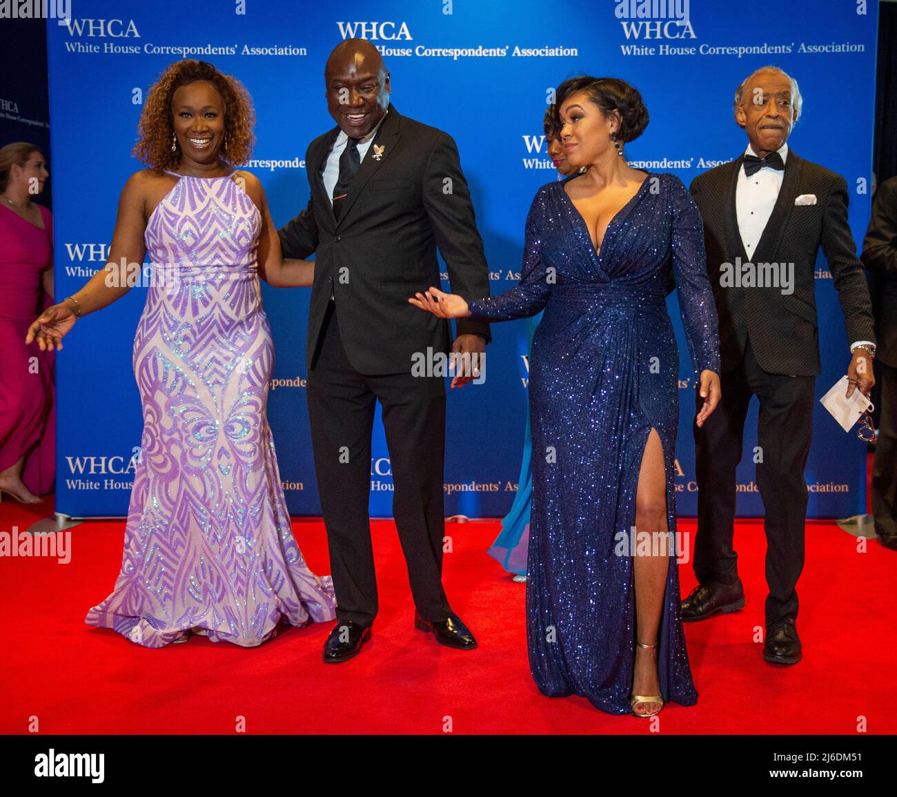 Joy-Ann Reid, à gauche, Benjamin Crump, deuxième à partir de la gauche, et le rév. Al Sharpton, à droite, arrivent pour le dîner annuel 2022 de la White House Corintimés Association à l'hôtel Hilton de Washington le samedi 30 avril 2022. C'est la première fois depuis 2019 que la WHCA tient son dîner annuel en raison de la pandémie COVID-19. Crédit: Rod Lamkey / CNP Banque D'Images Joy-Ann Reid, à gauche, Benjamin Crump, deuxième à partir de la gauche, et le rév. Al Sharpton, à droite, arrivent pour le dîner annuel 2022 de la White House Corintimés Association à l'hôtel Hilton de Washington le samedi 30 avril 2022. C'est la première fois depuis 2019 que la WHCA tient son dîner annuel en raison de la pandémie COVID-19. Crédit: Rod Lamkey / CNP Banque D'Images