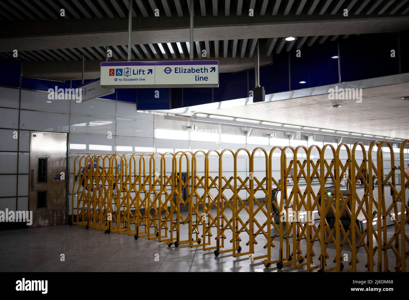 Un nouveau panneau indiquant la ligne Elizabeth est visible à l'intérieur de la station de métro de Londres. Des panneaux sont en place dans la station de métro Tottenham court Road en vue de l'ouverture de la ligne Elizabeth qui est prévue pour le premier semestre de 2022. Le nouveau crossrail de Londres porte le nom de la reine Elizabeth II Banque D'Images