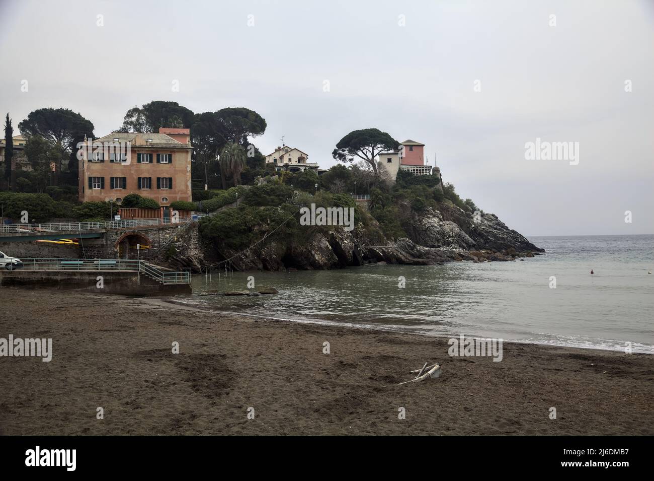 Plage dans une crique de la mer par une journée nuageux Banque D'Images