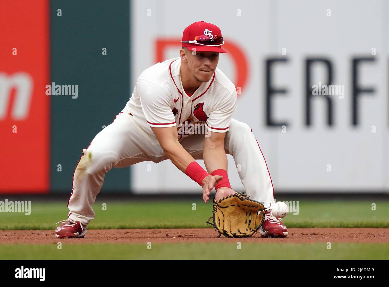 St Louis Cardinals Tommy Edman fait une balle au sol au large de la chauve-souris de l'Arizona Diamondbacks Pavin Smith dans le premier repas au Busch Stadium de St Louis le samedi 30 avril 2022. Photo de Bill Greenblatt/UPI Banque D'Images
