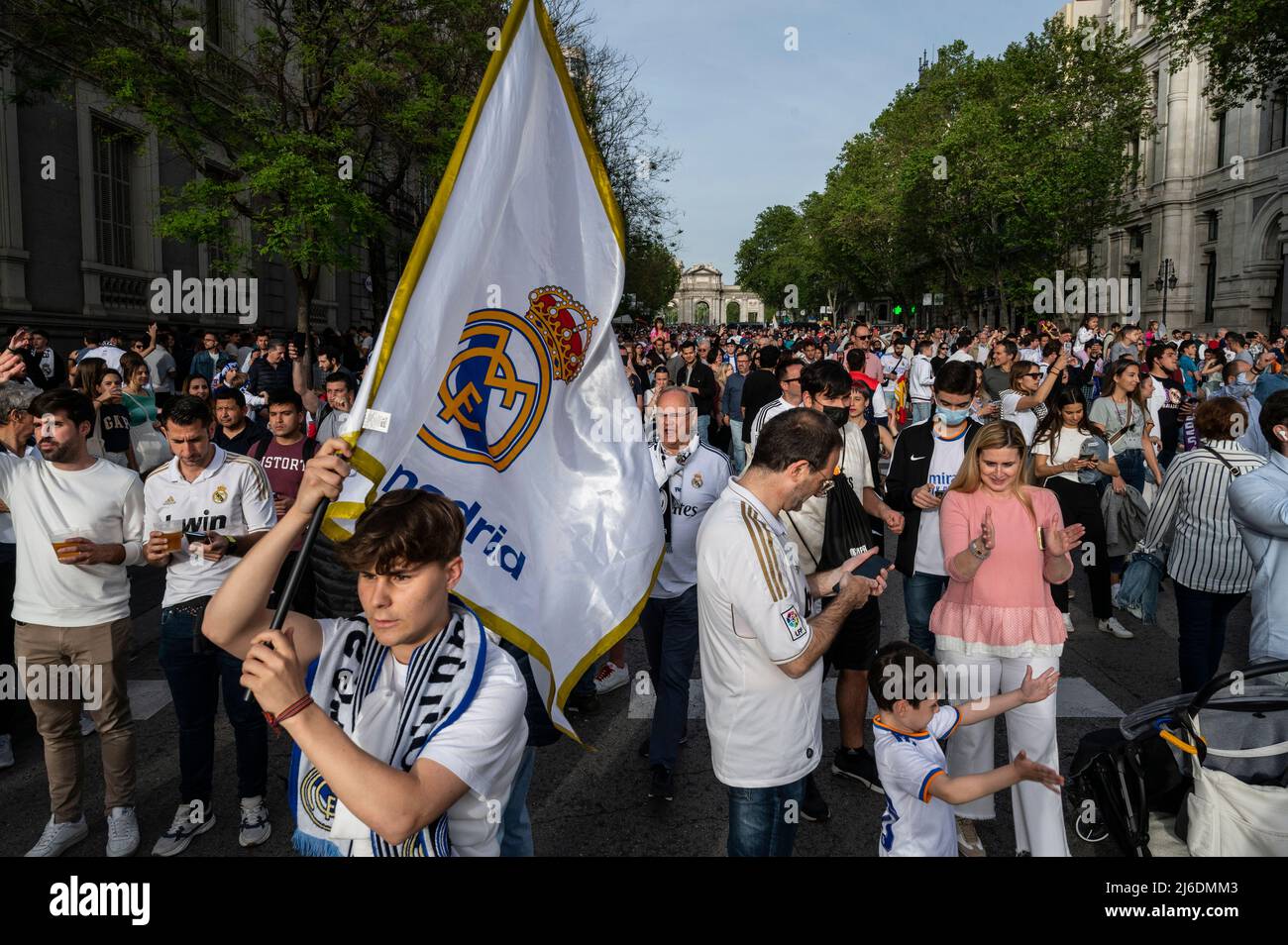 L'équipe espagnole de football Real Madrid fans de célébrer le championnat LaLiga Santander 2021/22 après avoir obtenu mathématiquement son trophée 35th à la Cibeles plaza. Banque D'Images