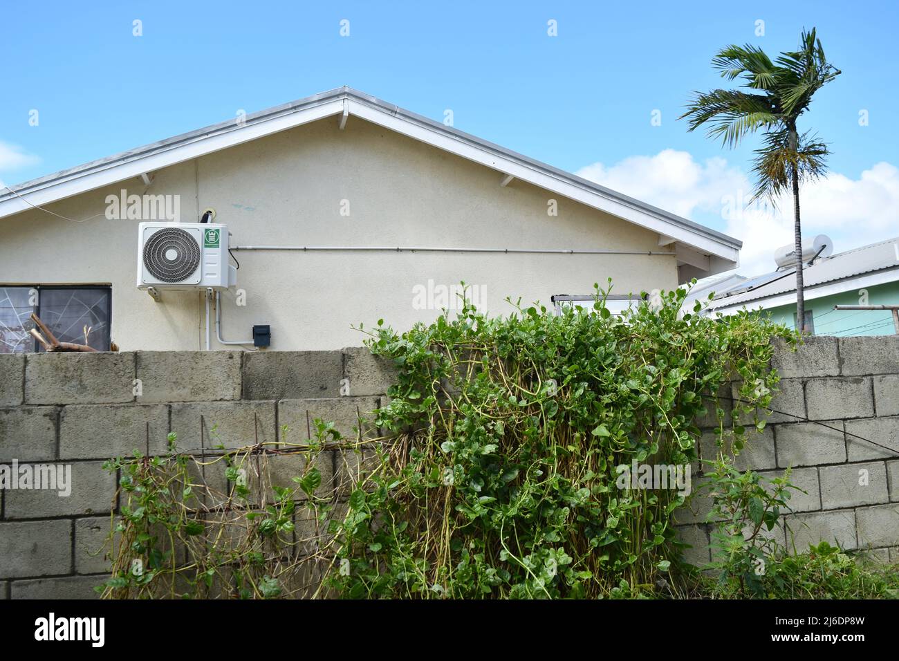 Unité de climatisation sur la maison à la Barbade. Banque D'Images