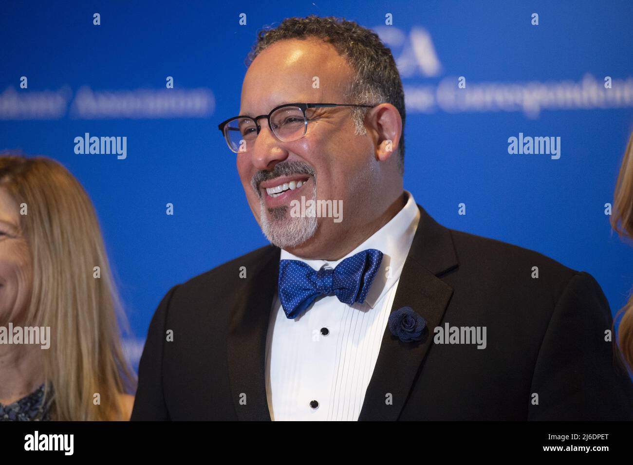 Le secrétaire américain à l'éducation Miguel Cardona arrive au dîner de l'Association des correspondants de la Maison Blanche 2022 au Washington Hilton à Washington, DC, le samedi 30 avril 2022. Le dîner est de retour cette année pour la première fois depuis 2019. Photo de Bonnie Cash/UPI . Banque D'Images