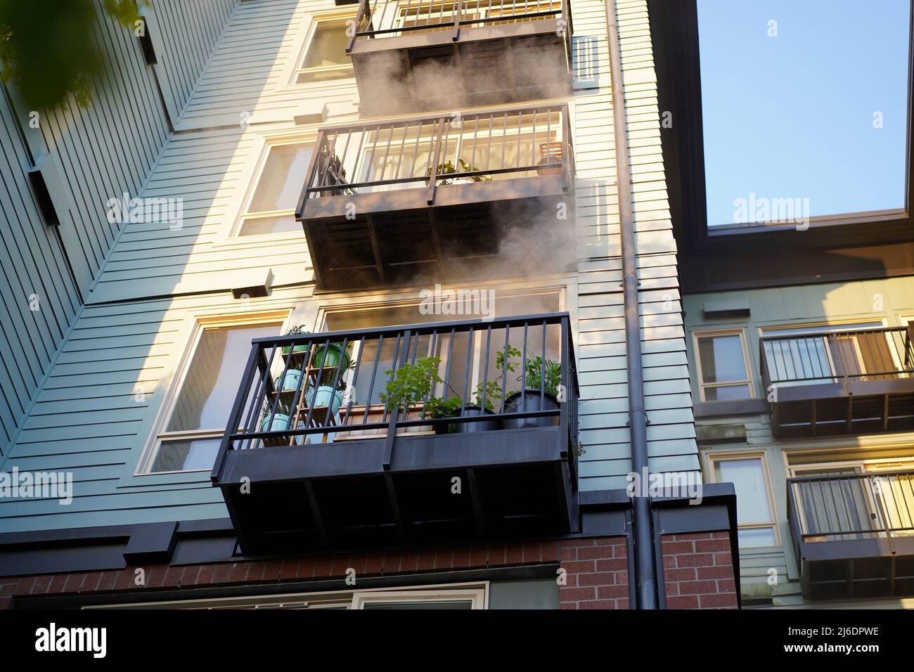 Seattle, WA, États-Unis. 30th avril 2022. De la fumée sort du balcon de l'appartement. Le feu a été déclenché à cause d'un combustible laissé sur le poêle. Crédit : Ananya Mishra/Alamy Live News Banque D'Images