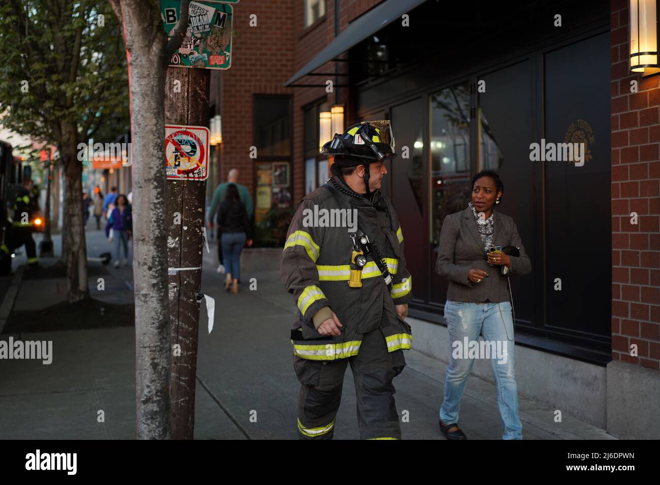 Seattle, WA, États-Unis. 30th avril 2022. Un pompier parle de l'incendie avec un résident de l'appartement. Le feu a été déclenché à cause d'un combustible laissé sur le poêle. Crédit : Ananya Mishra/Alamy Live News Banque D'Images