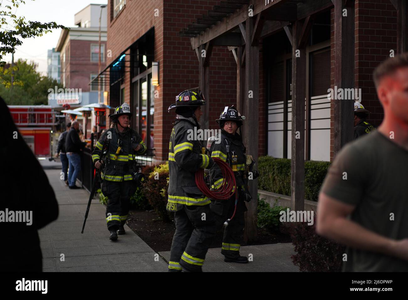 Seattle, WA, États-Unis. 30th avril 2022. Les pompiers entrent dans l'appartement. Le feu a été déclenché à cause d'un combustible laissé sur le poêle. Crédit : Ananya Mishra/Alamy Live News Banque D'Images