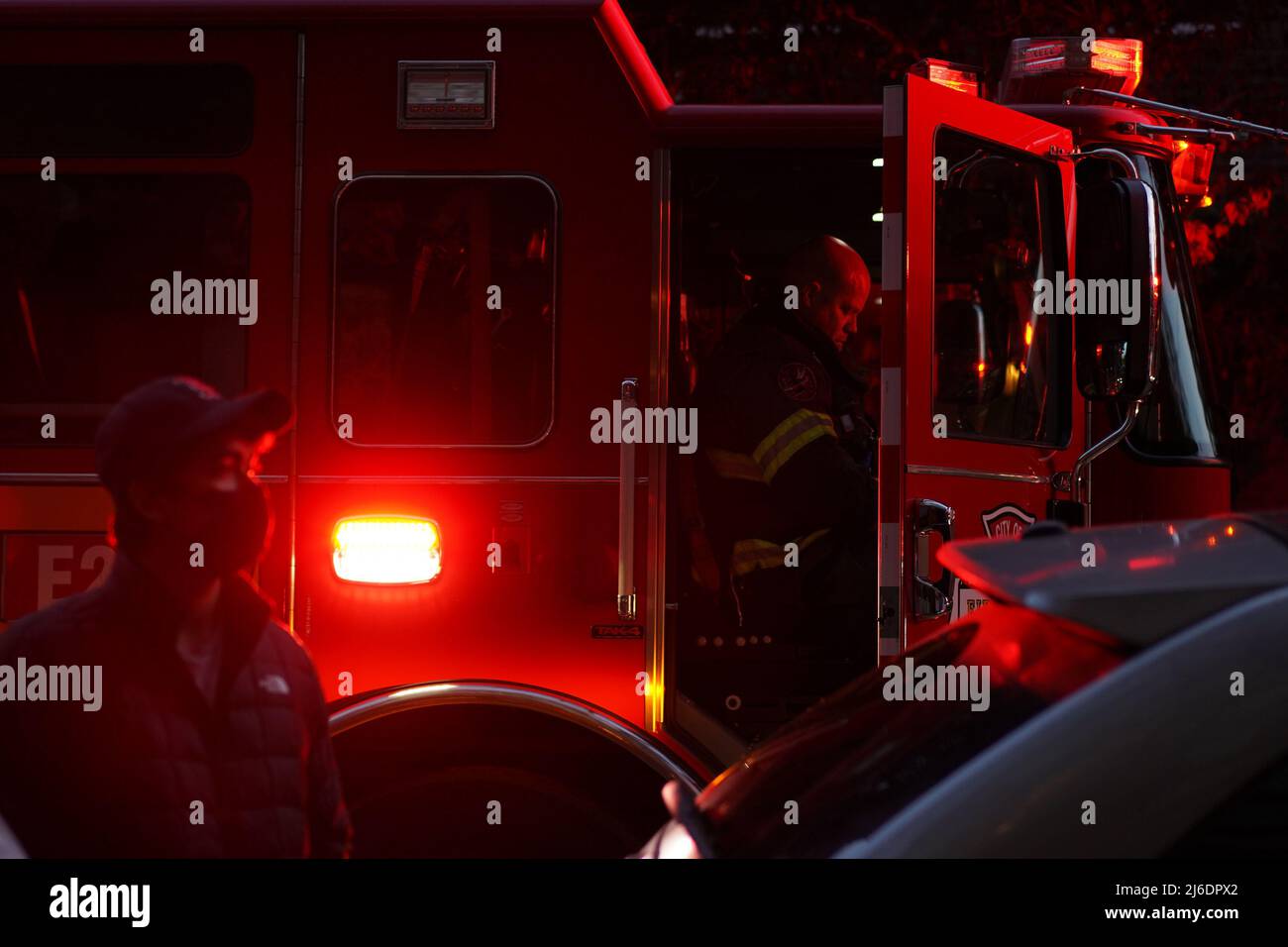 Seattle, WA, États-Unis. 30th avril 2022. Un pompier communique avec d'autres pompiers lors d'un incendie dans un appartement. Le feu a été déclenché à cause d'un combustible laissé sur le poêle. Crédit : Ananya Mishra/Alamy Live News Banque D'Images