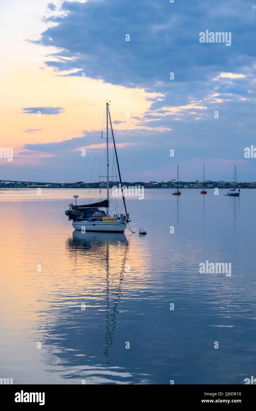 Voiliers hante au lever du soleil dans la baie de Matanzas le long de la vieille ville de St. Augustine, en Floride. (ÉTATS-UNIS) Banque D'Images