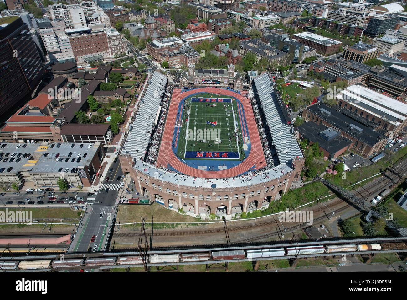 Une vue aérienne de Franklin Field sur le campus de l'Université de Pennsylvanie pendant les 126th Penn Relays, vendredi 29 avril 2022, à Philadelphie Banque D'Images
