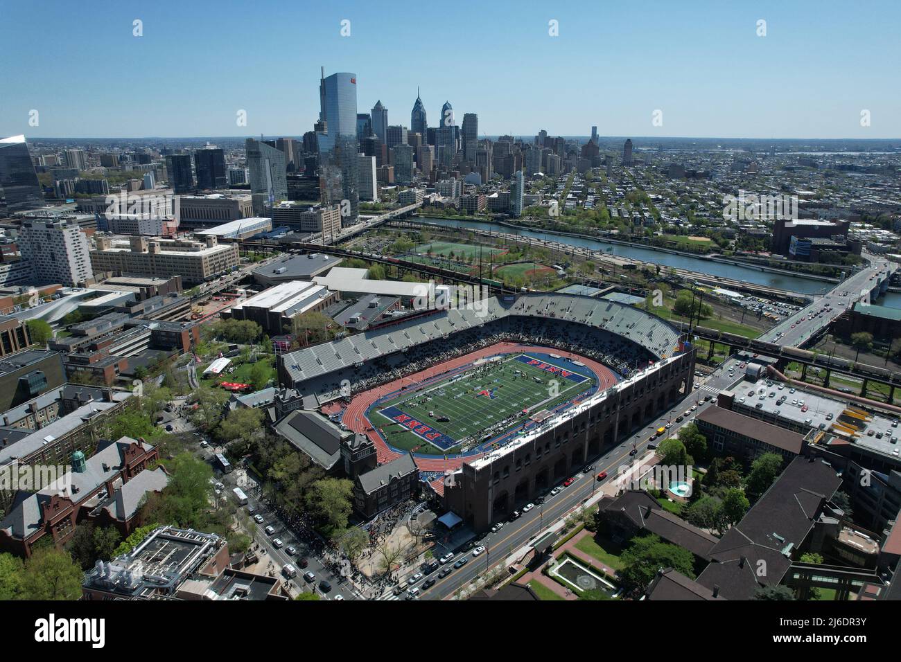 Une vue aérienne de Franklin Field sur le campus de l'Université de Pennsylvanie pendant les 126th Penn Relays, vendredi 29 avril 2022, à Philadelphie Banque D'Images