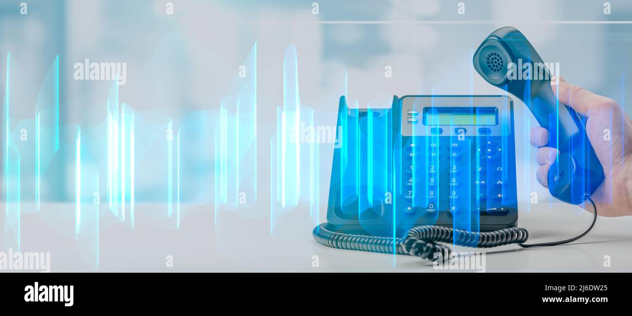 analyse de conversations téléphoniques enregistrées. interprétation graphique de l'enregistrement de conversations téléphoniques professionnelles. téléphone voip de bureau noir avec han Banque D'Images