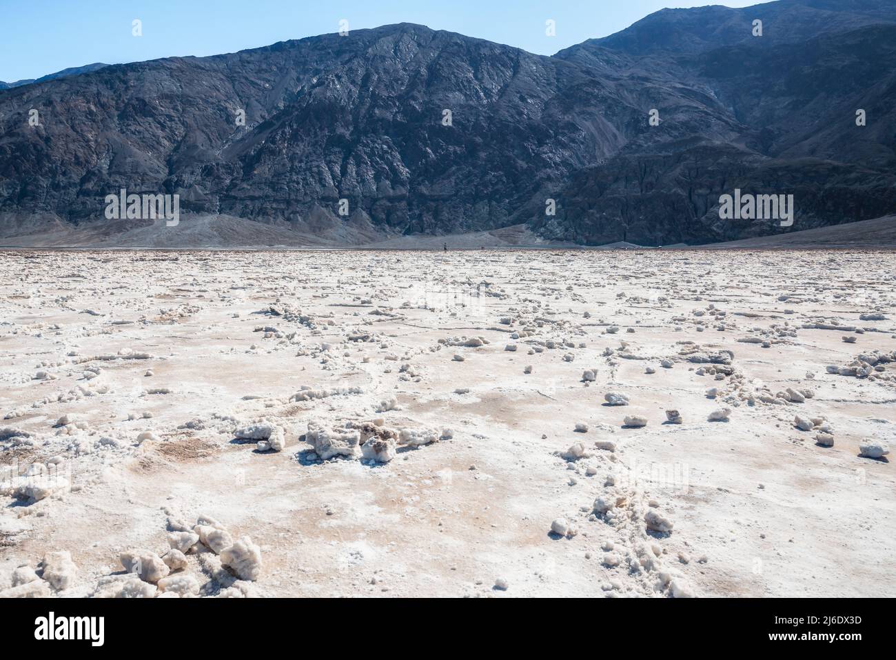 Les salines du bassin de Badwater couvrent près de 200 000 kilomètres carrés, parmi les plus grandes salines protégées au monde. Parc national de Death Valley, Californie Banque D'Images
