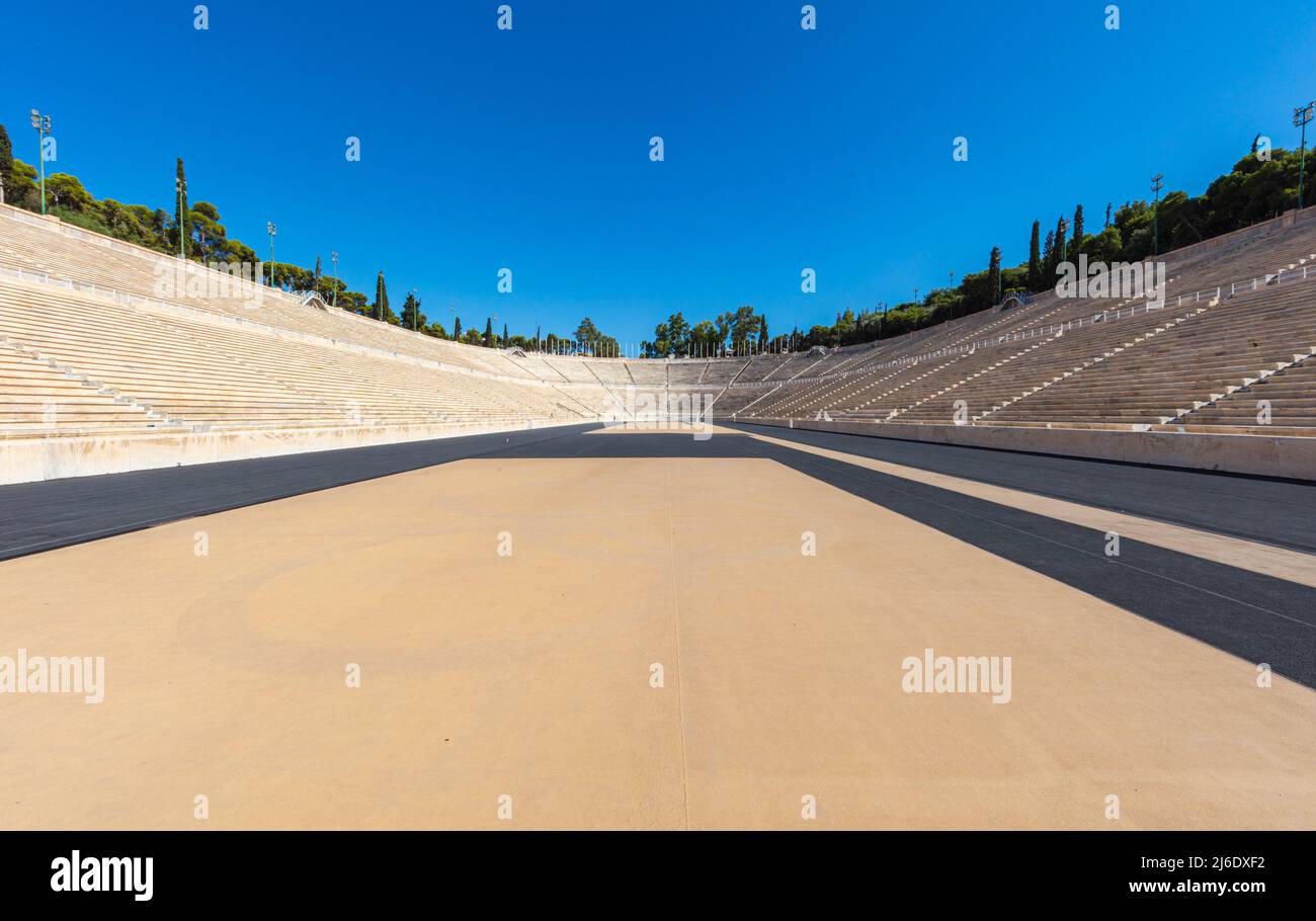 Athènes, Grèce - 26 juillet 2021 : Stade panathénaïque ou Kallimarmaro c'est le seul stade au monde entièrement construit en marbre. Reconstruit en marbre b Banque D'Images
