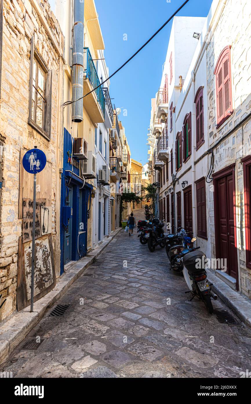 Ermoupoli, Grèce - 6 juillet 2021 : ruelle méditerranéenne typique sur l'île grecque de Syros. Situé dans la mer Égée, dans les Cyclades Banque D'Images