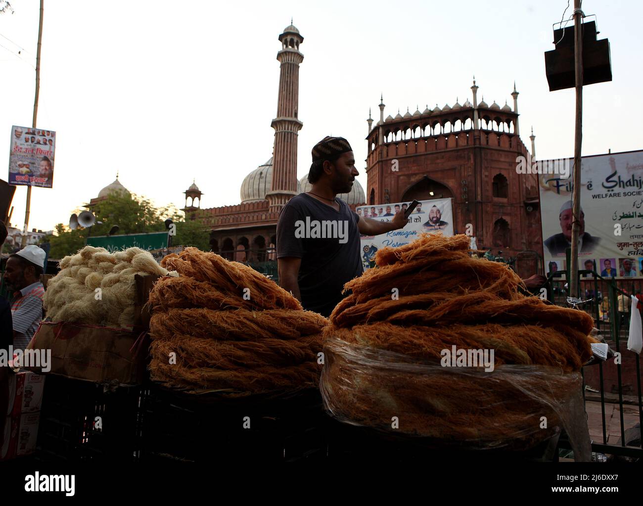 Un vendeur vendant des cousus (Un aliment spécial) devant les locaux de Delhi Jama Masjid, dans la soirée le samedi 30th avril 2022. (Photo de Ranjan Basu/Pacific Press) Banque D'Images