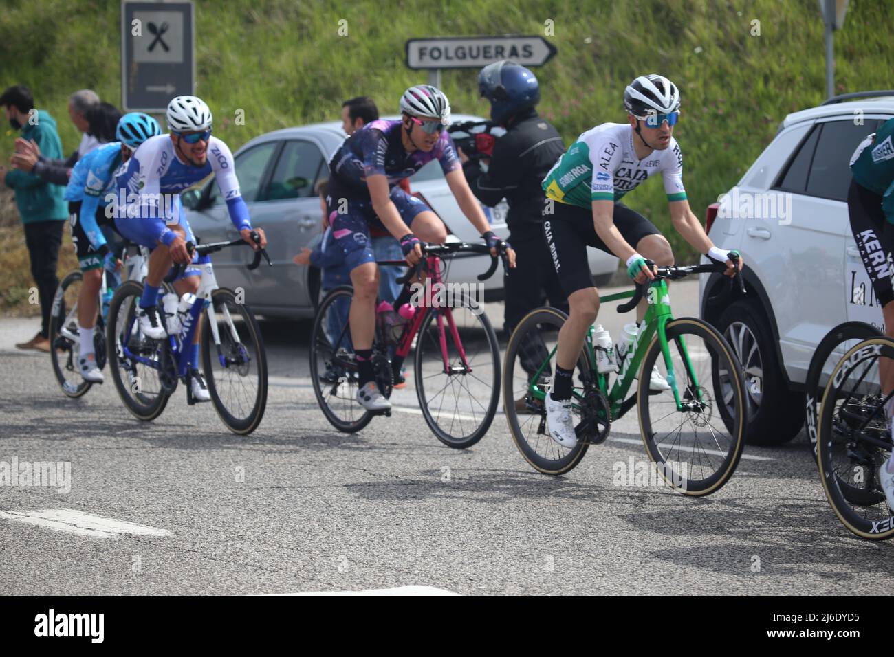 Alto del Praviano, ESPAGNE: Mikel Nieve (Caja Rural - Seguros RGA, R) dans le peloton pendant la phase 2nd de la Vuelta a Asturias à Alto del Praviano, Espagne le 30 avril 2022. (Photo d'Alberto Brevers / Pacific Press) Banque D'Images