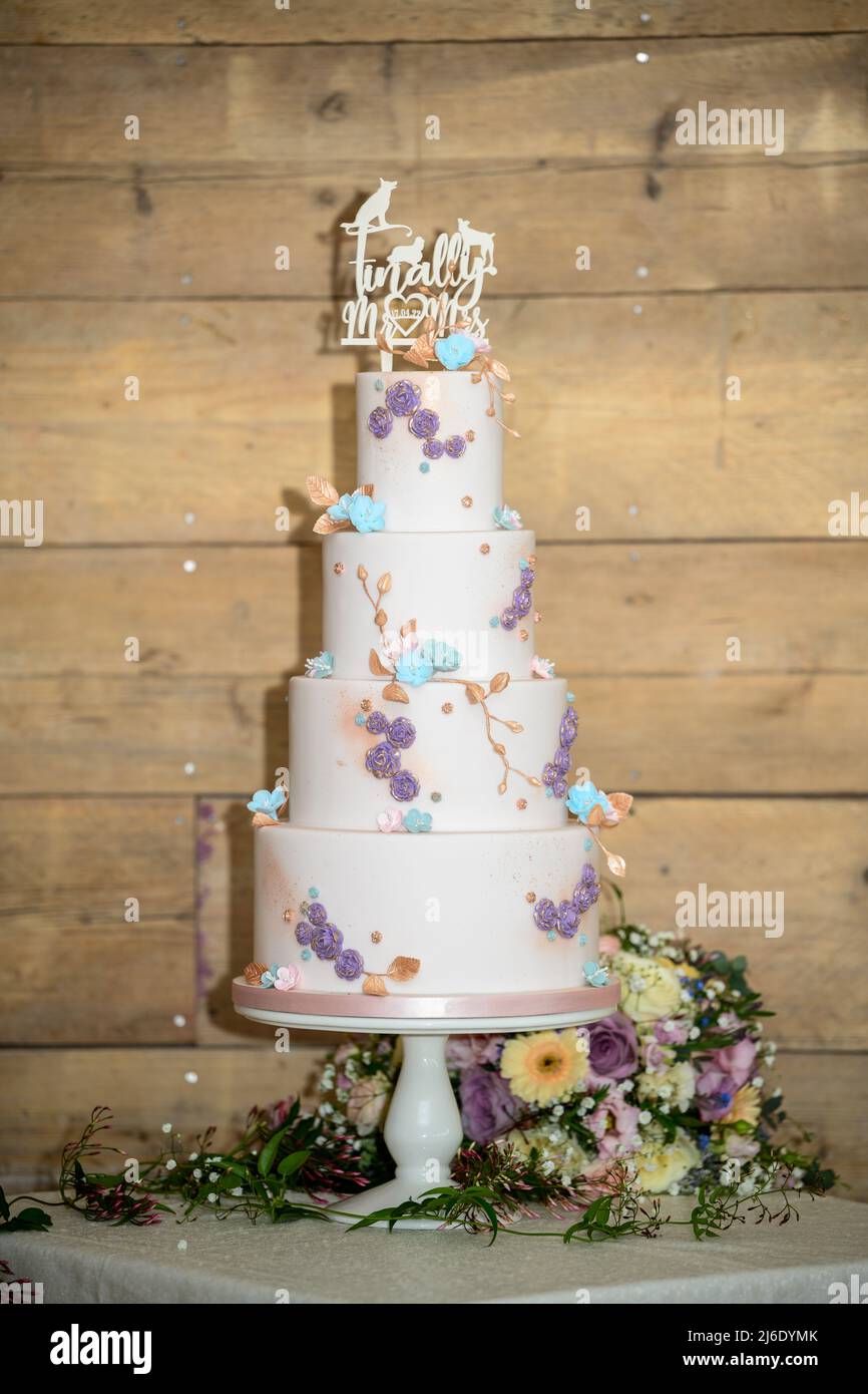 Gâteau de mariage à quatre niveaux avec fleurs givrantes Banque D'Images