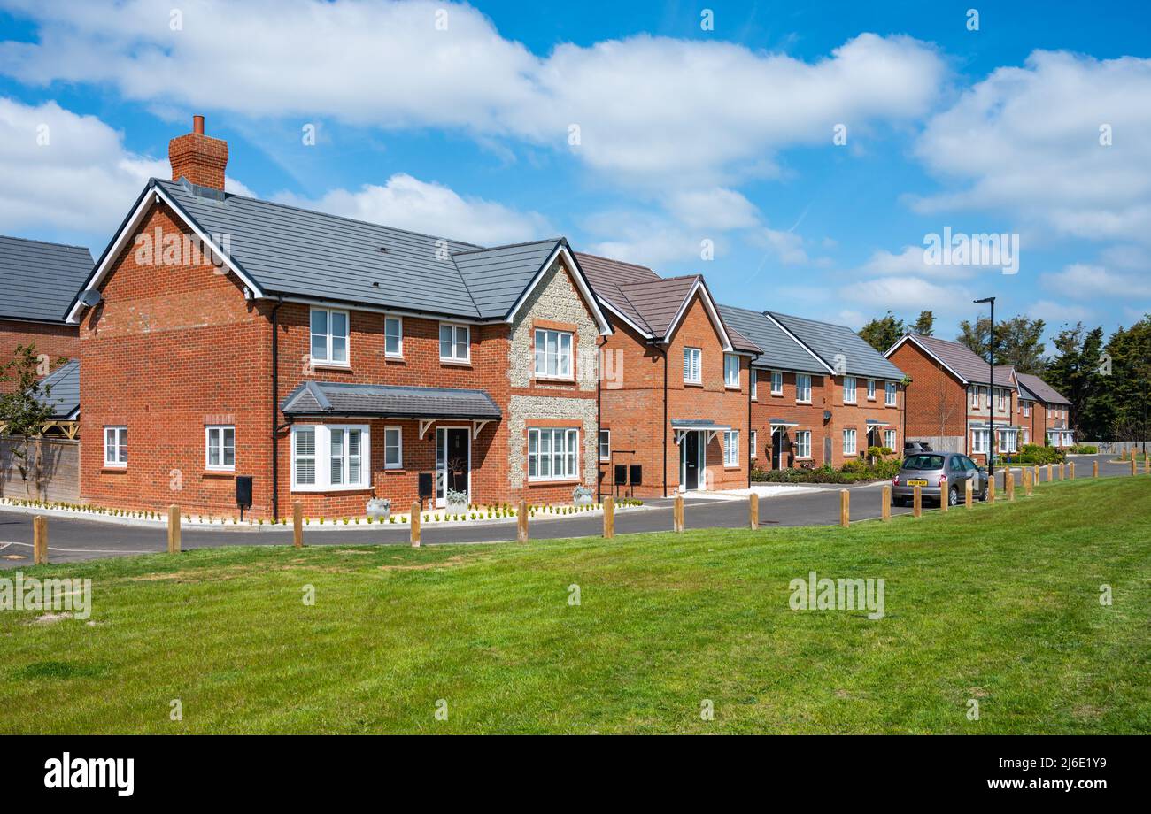 Tout nouveau 2020s briques rouges semi détaché maisons modernes de 2 étages construit dans un nouveau domaine de logement à Angmering, West Sussex, Angleterre Royaume-Uni. Banque D'Images