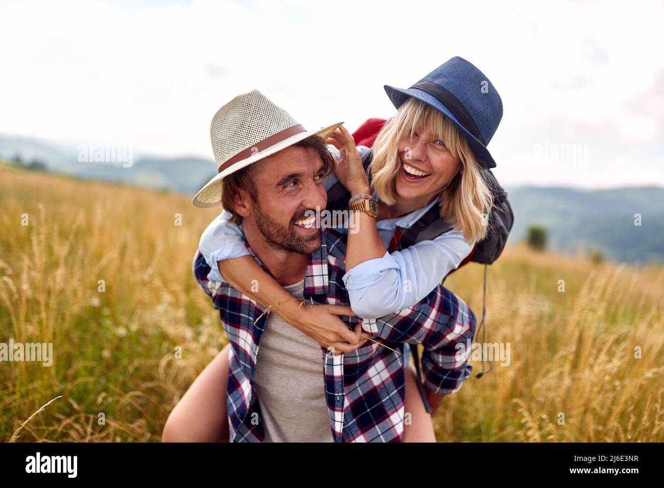 Joli couple caucasien explorant la campagne ensemble sur le terrain Banque D'Images