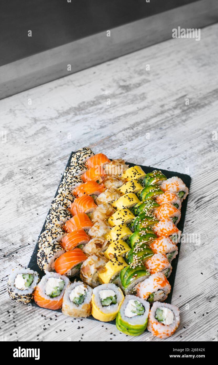 Set de sushi nigiri et des rouleaux de sushi sur plaque d'ardoise en pierre noire. Place pour le tex. histoires instagram Banque D'Images