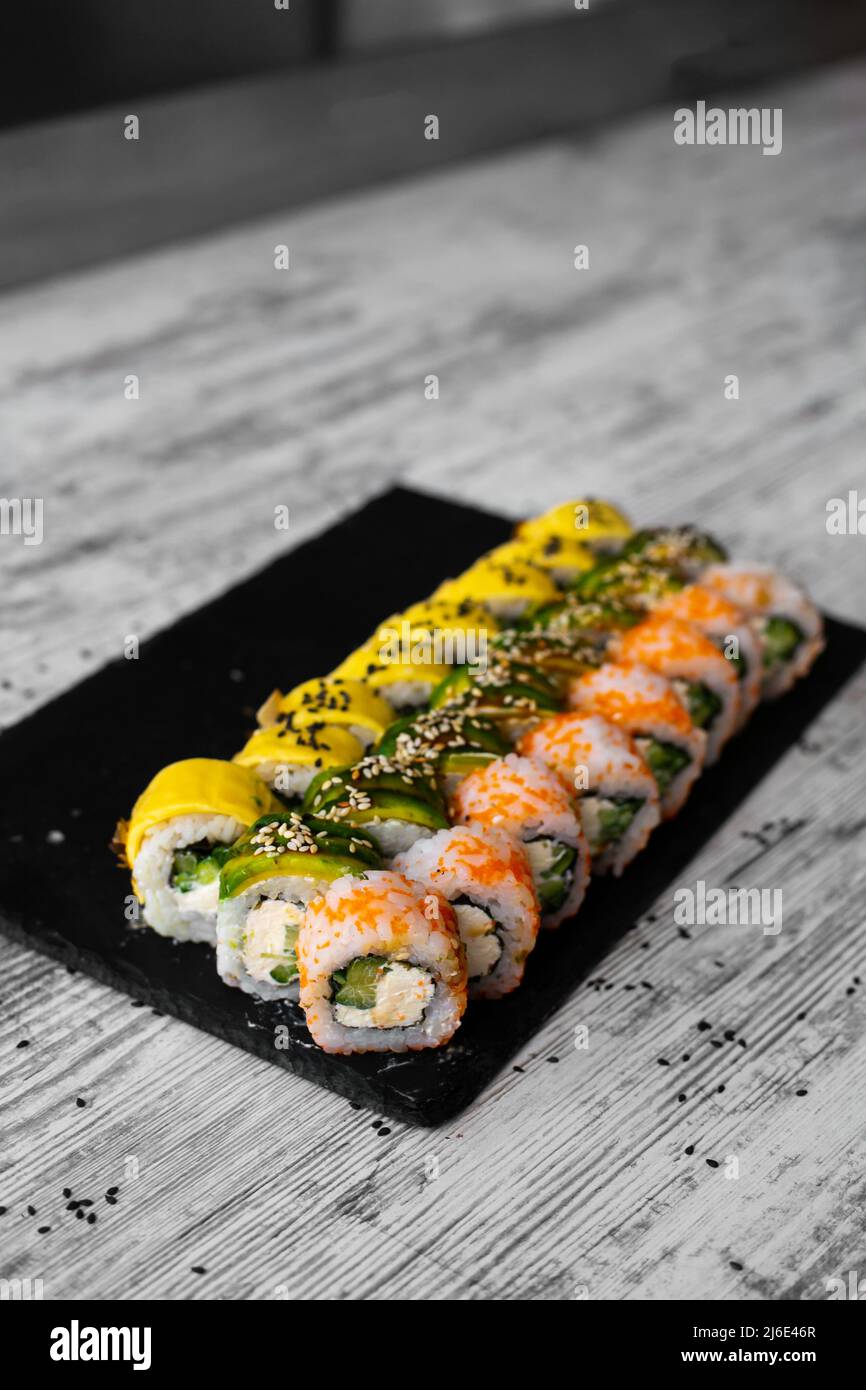 Set de sushi nigiri et des rouleaux de sushi sur plaque d'ardoise en pierre noire. Place pour le tex. histoires instagram Banque D'Images