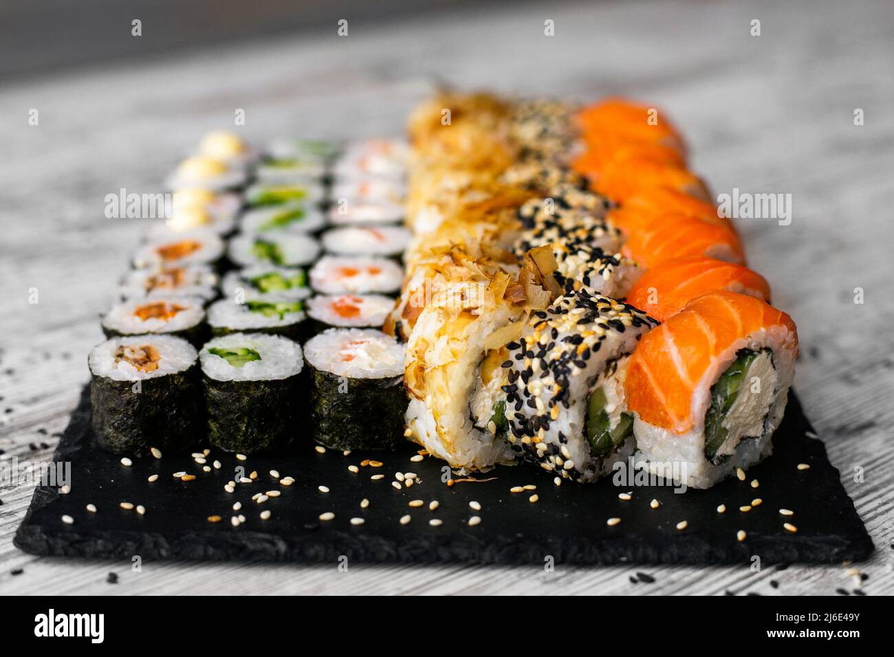 Set de sushi nigiri et les rouleaux de sushi sur plaque d'ardoise en pierre noire. Place pour le format de tex stories Banque D'Images