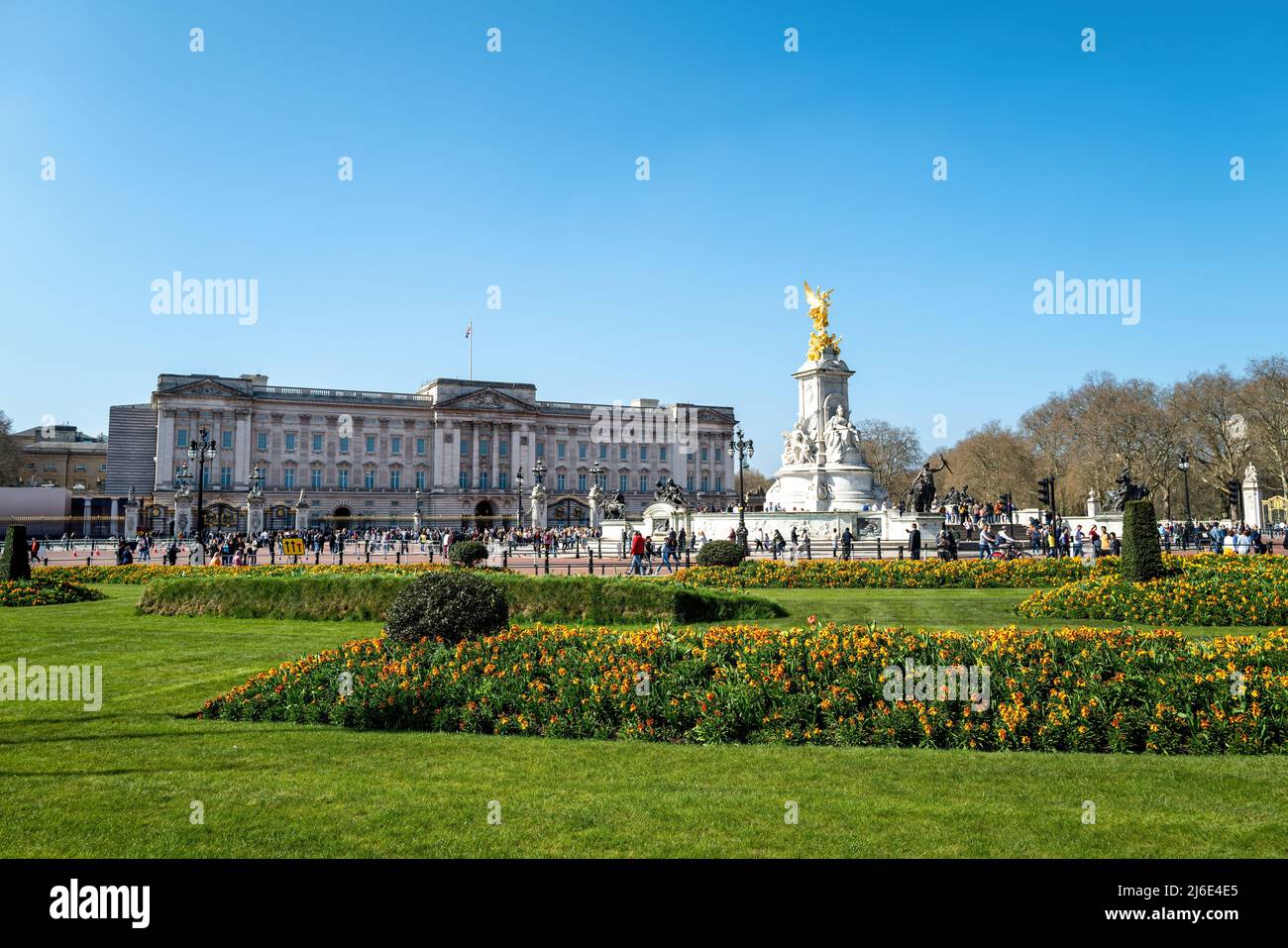 Londres, Royaume-Uni - 26 mars 2022 : façade du palais de Buckingham, avec le Victoria Memorial et les Memorial Gardens le jour du printemps. Le raccord Jack ind Banque D'Images