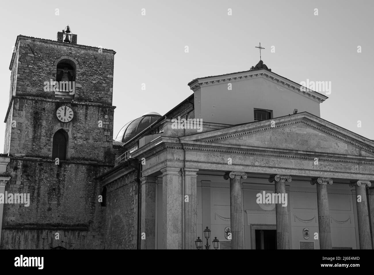 Isernia, Molise. La cathédrale Saint-Pierre l'Apôtre est le bâtiment catholique le plus important de la ville d'Isernia, église mère du diocèse Banque D'Images