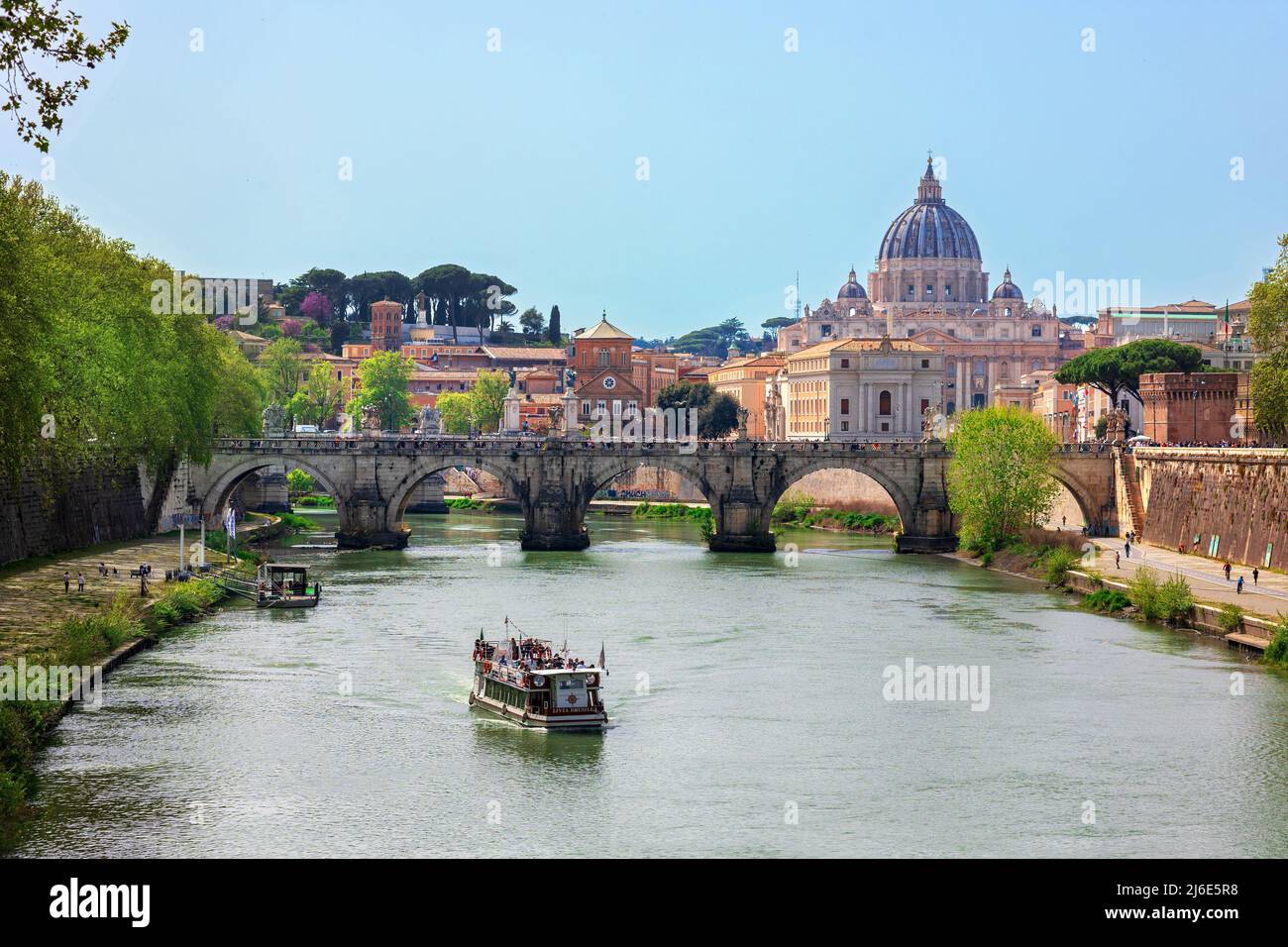 Rome, Italie - 15 avril 2022 : vue panoramique sur la ville de Rome et bateau touristique sur le Tibre, sur fond de basilique Saint-Pierre au Vatican Banque D'Images