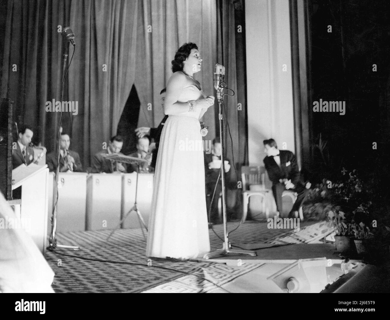 Italie Ligurie Sanremo Casinò 1951 février- le premier Festival de la chanson italienne - Nilla Pizzi Banque D'Images