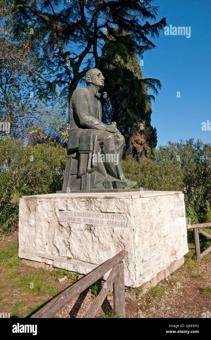 Statue en bronze du poète arabe Ahmed Shawky (1868-1932) par le sculpteur saoudien Gamai el Sagini, Parc de la Villa Borghèse, Rome, Latium, Italie Banque D'Images