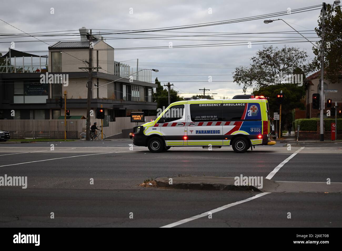 Ambulance, avec la décoration contemporaine Ambulance Victoria, en direction du sud le long de Brighton Rd, feux de détresse clignotants, un jour couvert Banque D'Images