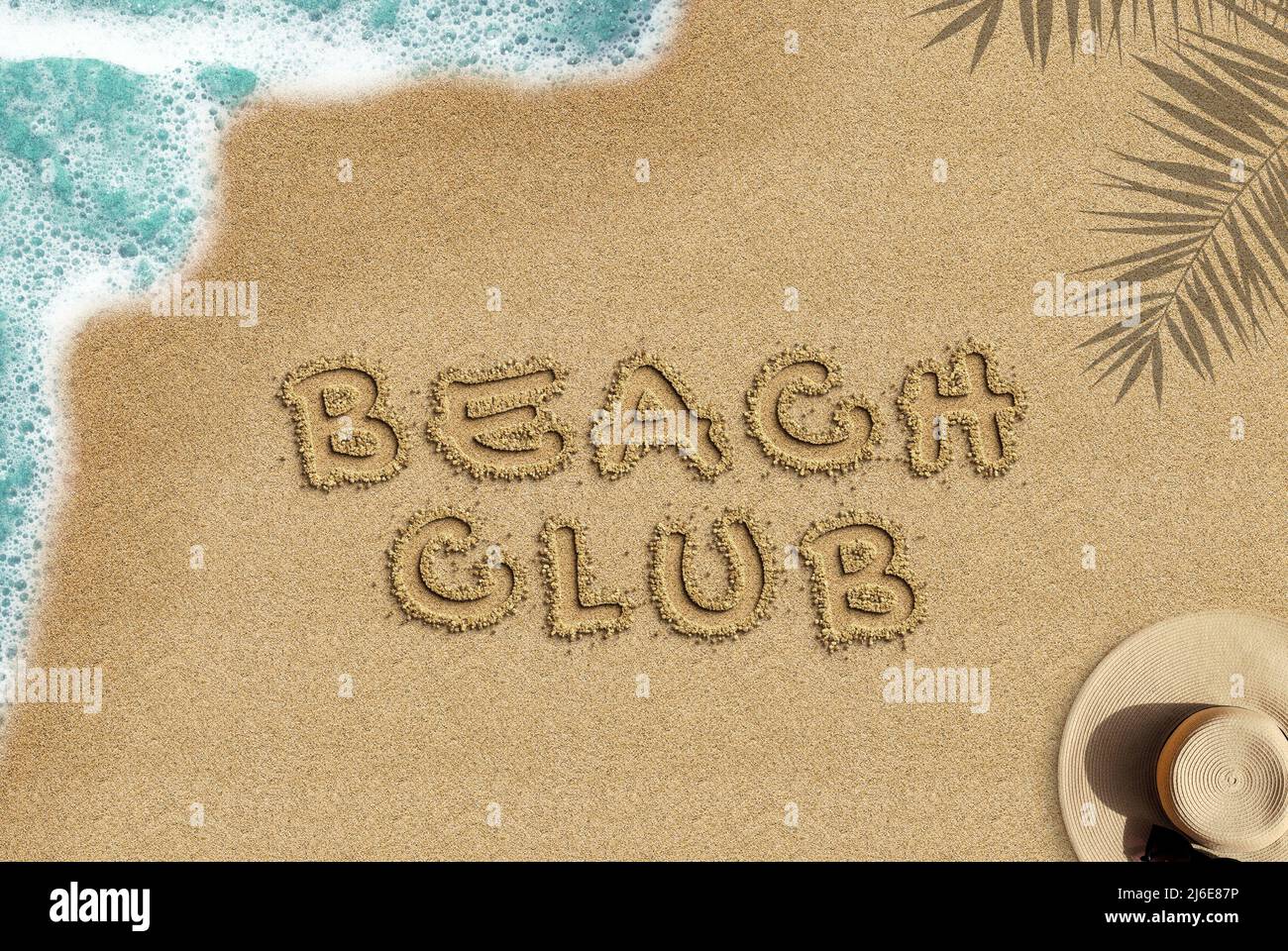 Beach clubt texte sur la plage de sable, vue de dessus été et concept de plage, idée de bannière de club, vague d'ombre de palmiers et composition de chapeau de paille, Voyage vacances Banque D'Images
