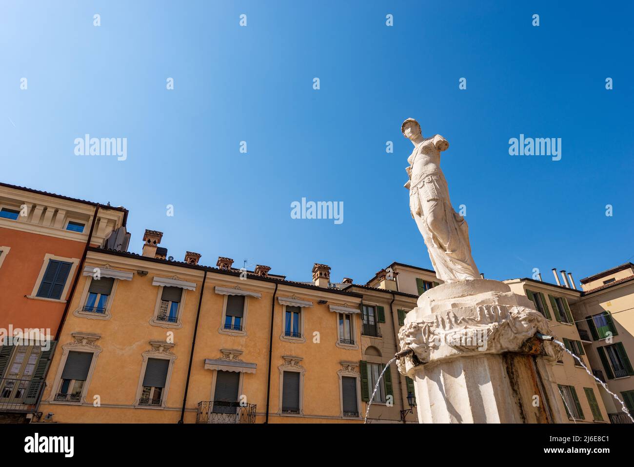 Statue en marbre et fontaine de Minerva, 1818 ans, par le sculpteur de Verona Gaetano Cignaroli (1747-1826). Piazza Paolo, Lombardie, Italie, Europe. Banque D'Images