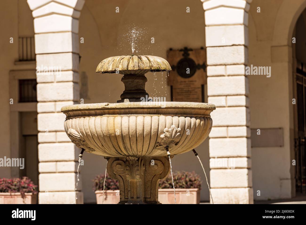 Brescia. Palais médiéval de Broletto (Palazzo Broletto ou Palazzo del Governo). Ancienne fontaine en pierre à têtes humaines. Lombardie, Italie, Europe. Banque D'Images