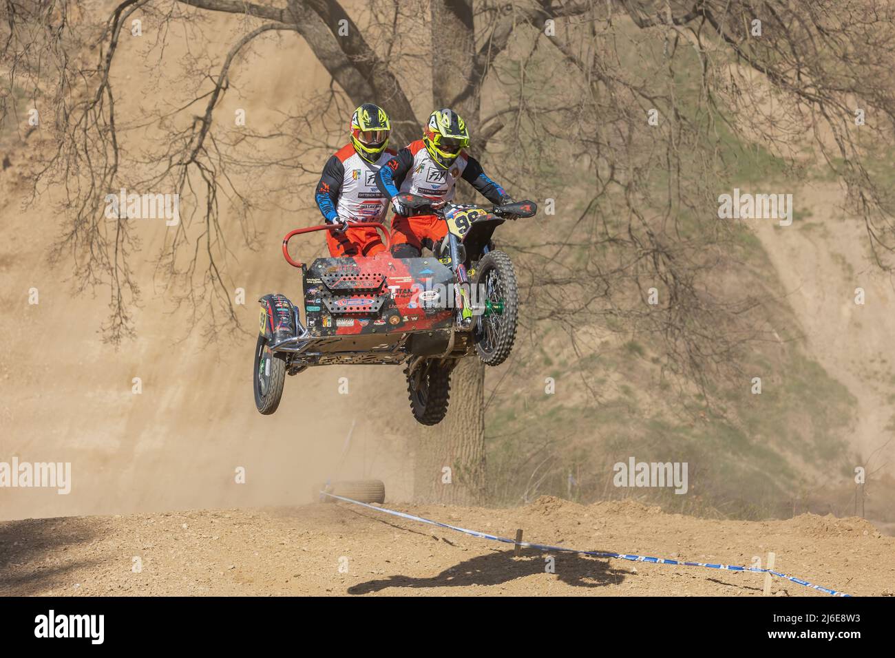 MOHELNICE, RÉPUBLIQUE TCHÈQUE - 16 AVRIL 2022. Sideccross moto en plein saut dans le 'Championnat de la République Tchèque de Sidesarcross' le 16 avril 2022 Banque D'Images