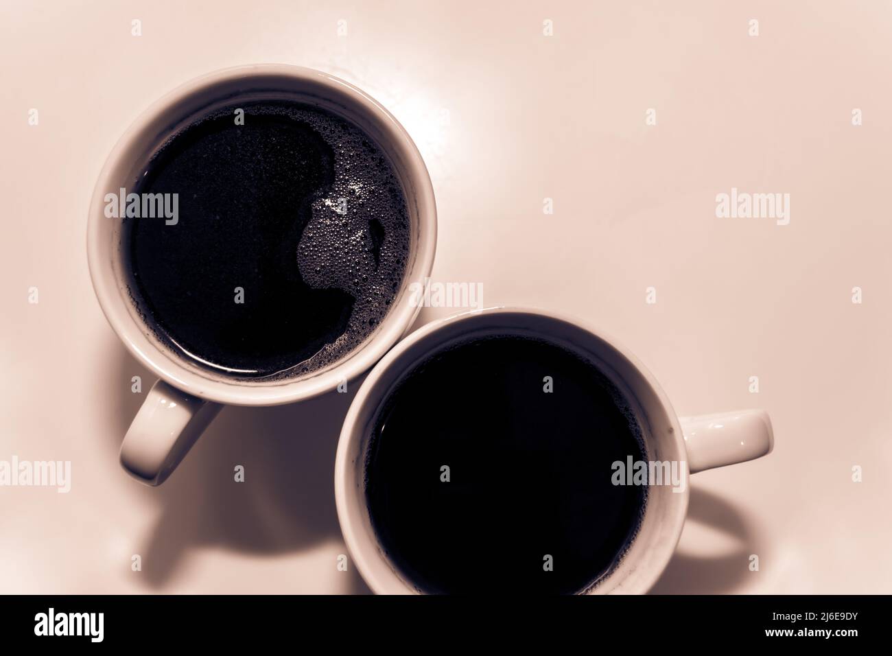 Gros plan de deux tasses de café sur un fond légèrement poudré. Thème de la cuisine. Banque D'Images