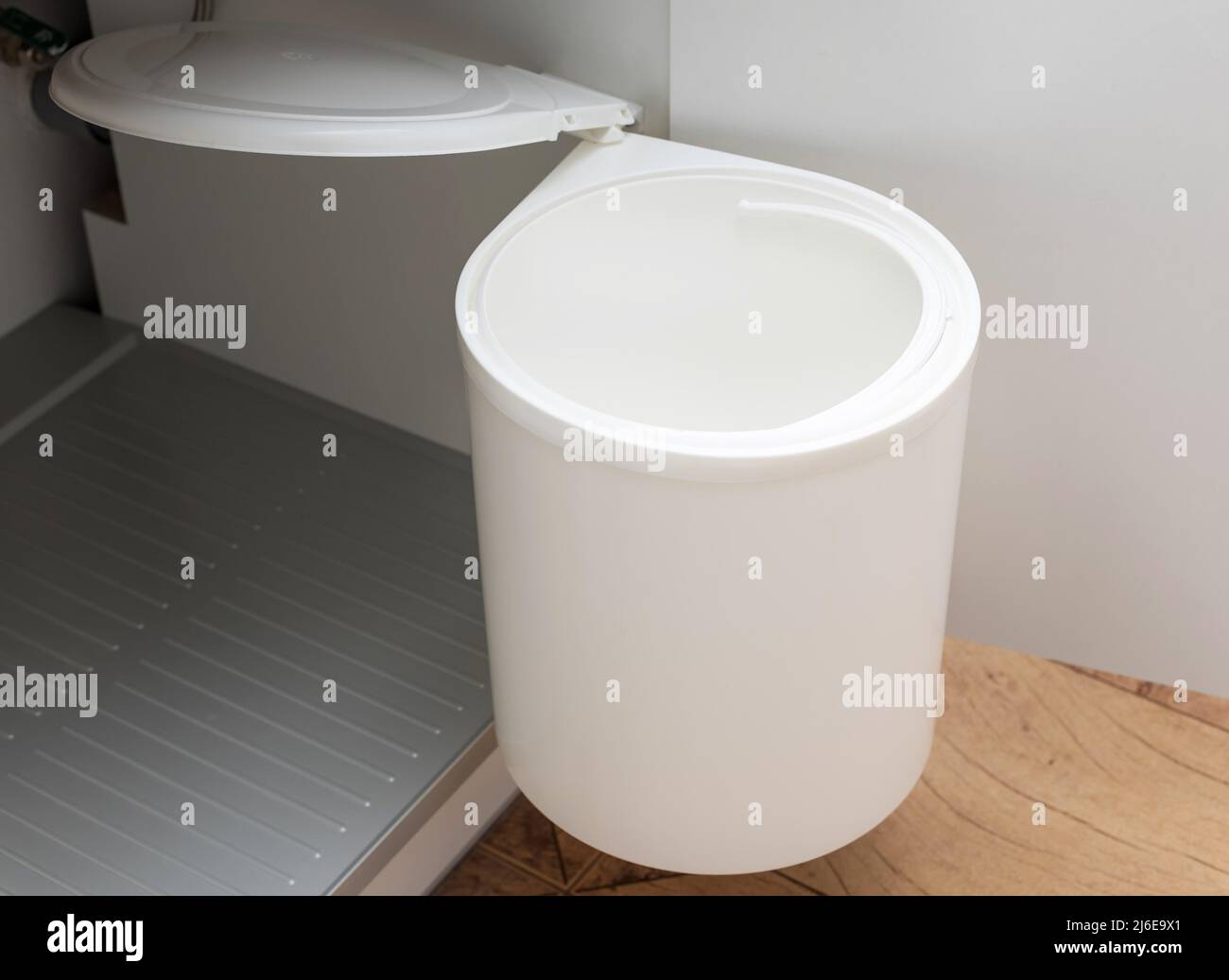 Armoire de cuisine ouverte avec poubelle installée Banque D'Images