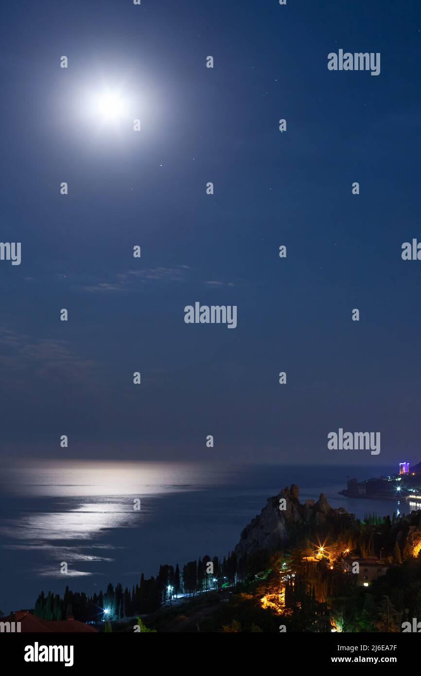 scène nocturne calme en ville sur la côte de la mer Banque D'Images